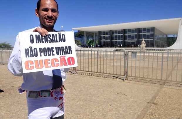 Uziel dos Santos, 36 anos, protesta em alusão a um dos casos ocorridos em meio ao escândalo. O empresário Alcyr Duarte Collaço Filho, dono do jornal Tribuna do Brasil, apareceu em um vídeo recebendo dinheiro do ex-secretário de Relações Institucionais do Distrito Federal, Durval Barbosa