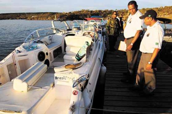 Lancha Dose Dupla, parada no píer da Ermida Dom Bosco, é preparada por militares da Marinha para ser encaminhada à análise pericial