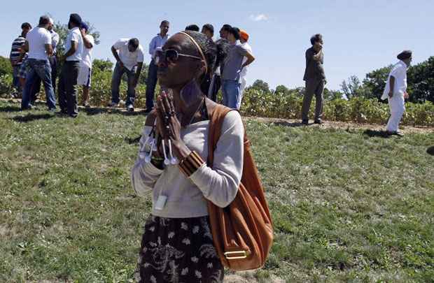 Mulher reza do lado de fora do templo sikh: cerca de 100 fiéis estavam no local na hora do ataque