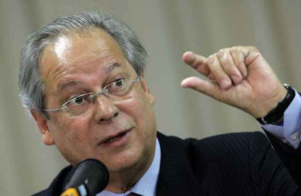 O ex-chefe da Casa Civil, José Dirceu de Oliveira, continua sendo um dos nomes mais influentes no PT. Homem forte nos primeiros dois anos do governo Lula (2003 e 2005), comandava à máquina administrativa e o relacionamento do governo com os partidos da base aliada. Denunciado pelo ex-deputado Roberto Jefferson como o 