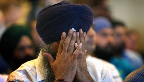 Membro da comunidade Sikh chora ao receber informações sobre o tiroteio