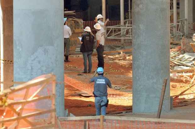 Perícia no local do acidente que feriu cinco operários no canteiro de obras do Estádio Nacional de Brasília - Mané Garrincha.