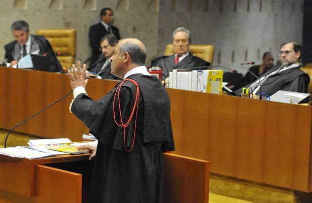 Advogado Alberto Zacharias Toron, defensor do deputado João Paulo Cunha, realizando a defesa do réu para os ministros do STF