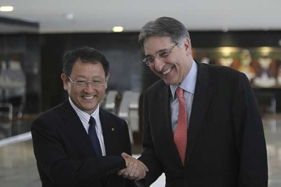 Akio Toyoda, presidente mundial da Toyota Motor Corporation, e o ministro do Desenvolvimento, Indústria e Comércio Exterior, Fernando Pimentel