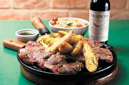 Bife de chorizo, batatas rústicas e arroz portenho, do Botequim Informal