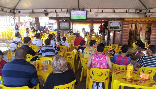 A expectativa de muitos torcedores era que o placar do jogo, entre a Seleção Brasileira de Futebol e a do México ficasse em 2X0. Mas, quando o cronômetro marcava apenas 29 segundos, o camisa 9,  Peralta, fez um gol, diminuindo a confiança da torcida brasileira. Mas todos continuam a torcer e  acompanham o jogo em bares e quiosques, como os que estão no quiosque Vôo Livre, no Cruzeiro. O Brasil luta pelo título olímpico inédito para o país no estádio de Wembley