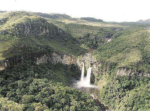 Vista aérea do Salto do Rio Preto, na Chapada dos Veadeiros: questão jurídica deixou área de 170 mil hectares que fazia parte do parque nacional sem proteção legal