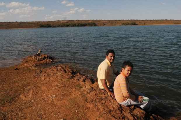 Tríplice fronteira: Avanito com o neto Jhonatan e a cachorrinha Laila, à margem do RioPreto; abaixo, o DF; acima, Goiás; e à direita, Minas; geografia ao alcance da mão