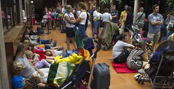 Pessoas chegam a San Sebastian, na ilha de La Gomera, após saírem de Valle Gran Rey