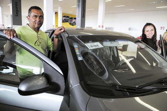 Eremildo Lopes tem o dinheiro na mão, mas, até agora, não encontrou o veículo desejado nas lojas