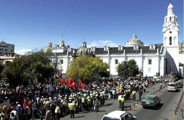 Simpatizantes do presidente equatoriano, Rafael Correa, protestam na Praça das Armas, em Quito, em apoio à concessão de asilo diplomático ao hacker australiano: Equador se dispõe a dialogar com o Reino Unido