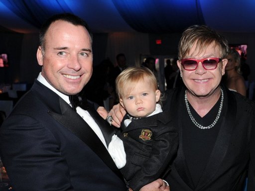 O astro do pop Elton John acredita que a infância de seu filho Zachary será 