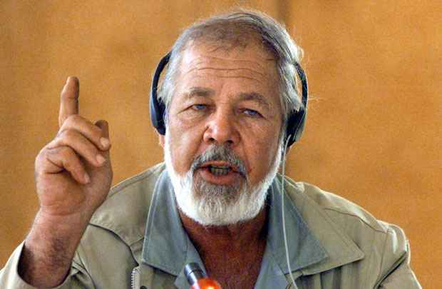 Foto tirada em 10 de maio de 1999 mostra Eugene Terre'Blanche em discurso