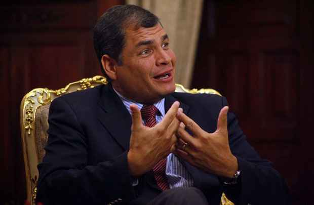 O presidente Rafael Correa exige que a Grã-Bretanha se retrate por ameaçar o Equador com a possibilidade de violar a sede diplomática do país para prender Julian Assange