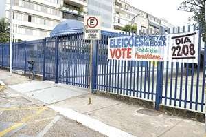 Faixa no portão da Escola Classe 304 Norte convoca a comunidade para votar: chapa única é alvo de críticas