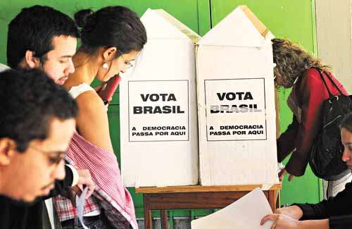 Estudantes votam em urna montada no Instituto Central de Ciências: apenas 6,7% deles se envolveram no primeiro dia de votação