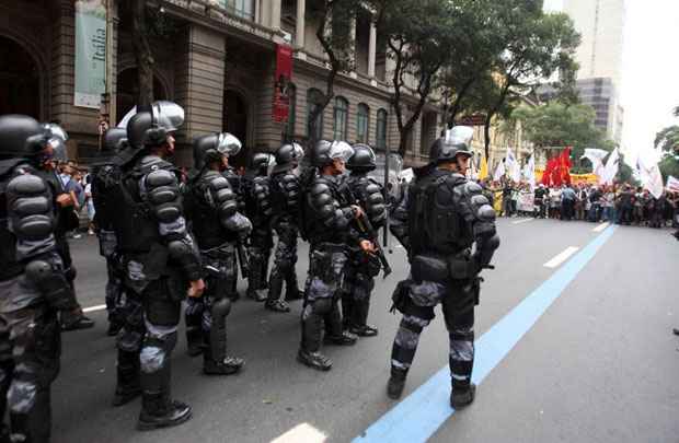 Área isolada pela polícia nas imediações do Teatro Municipal, no centro do Rio: barulho mantido à distância