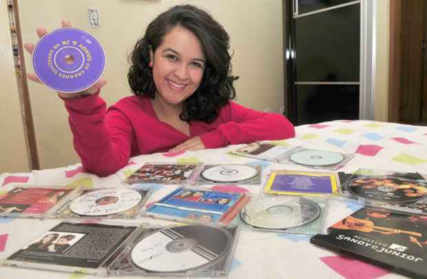 Ivy Oliveira com a coleção de CDs de Sandy e Junior: 