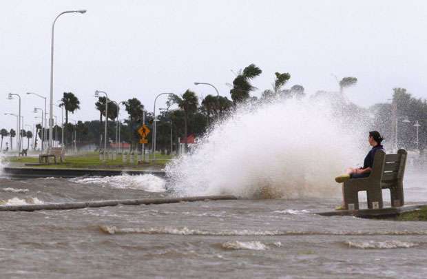 Moradora de Nova Orleans observa o Lago Pontchartrain, com as águas agitadas pelos ventos que acompanham a aproximação do furacão Isaac