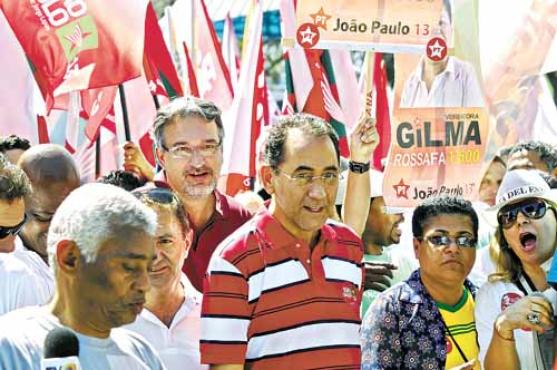 João Paulo, ainda em campanha, no último sábado: resultado do mensalão aumenta a pressão pela renúncia da candidatura