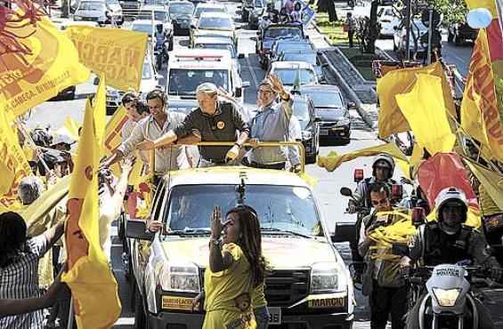 Marcio Lacerda (PSB) participou com Aécio Neves de uma grande carreata pela Avenida do Contorno