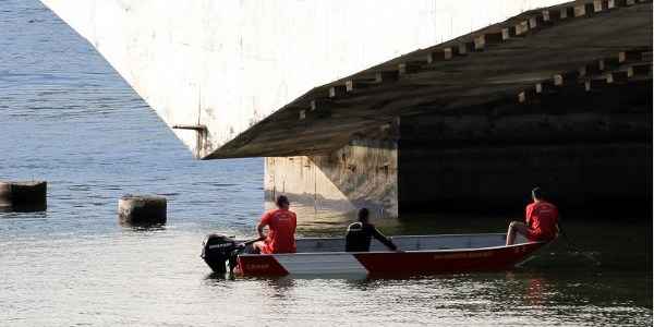 Homens do Corpo de Bomebiros fizeram buscas nas proximidades da Ponte Costa e Silva