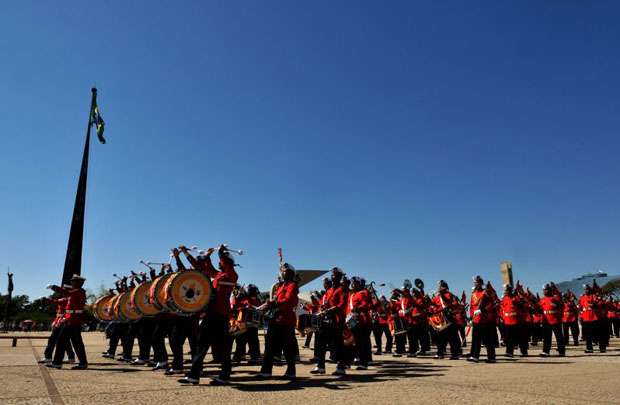 Cerca de 300 pessoas acompanharam na manhã desse domingo (2/9) a cerimônia da troca da bandeira, na Praça dos Três Poderes