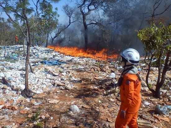 Combate a incêndio em área de mata próximo ao Centro Cultural Banco do Brasil - CCBB