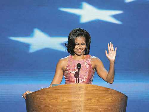 Michelle Obama faz o discurso de gala na primeira noite da Convenção Nacional Democrata: valores sociais em primeiro lugar no debate sobre a recuperação da economia