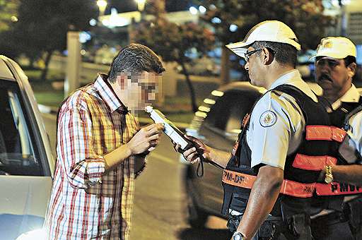 Motorista assopra o bafômetro em blitz no Sudoeste: aferição necessária para garantir punição a quem bebe e dirige