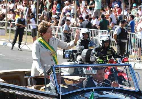 Dilma Rousseff chegou à tribuna das autoridades no Rolls Royce da Presidência da República