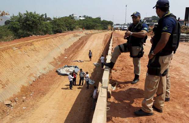 Corpos dos adolescentes foram encontrados enrolados em uma lona em obra. Eles iam para uma cachoeira