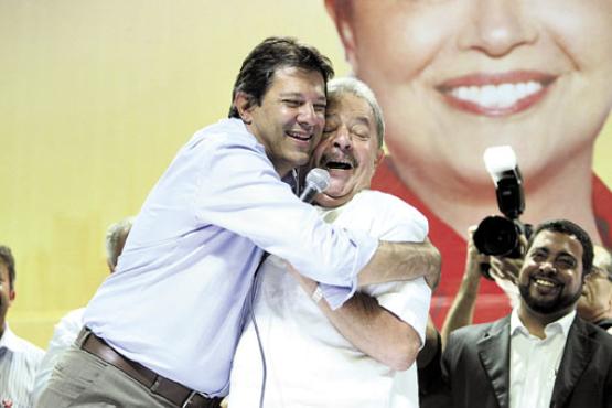 Haddad abraça Lula, idealizador da candidatura do ex-ministro da Educação. Concorrente petista aposta na popularidade do mentor para subir nas pesquisas e chegar ao segundo turno