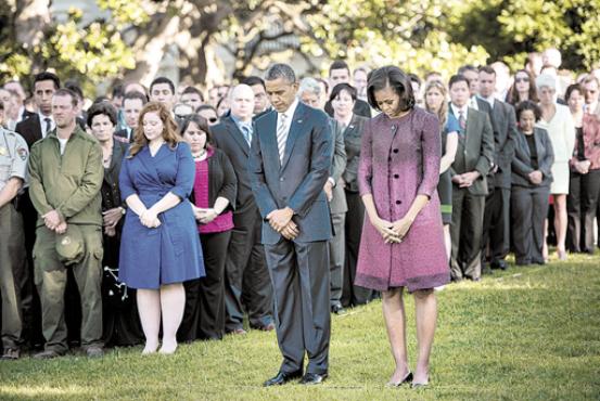 Obama e a primeira-dama, Michelle, homenageiam os 2.753 mortos, em cerimônia nos jardins da Casa Branca