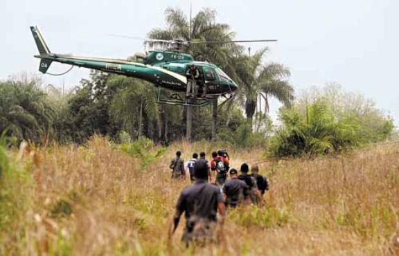 Até um helicóptero foi usado pela polícia na ocupação da comunidade onde viviam os seis jovens assassinados no fim de semana