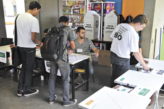 Alunos votam na eleição para reitor da Universidade de Brasília: expectativa da Comissão Organizadora da Consulta é de pelo menos 12 mil votantes