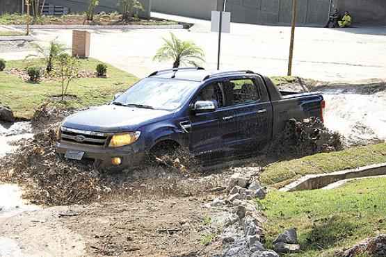 Ranger em ação: picape é impulsionada por motor 3.2 a diesel e tem eficiente sistema de tração 4x4 para rodar fora do asfalto