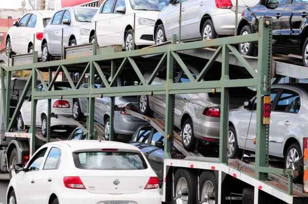 A corrida por automóveis 0km, com desconto, elevou em 17,32% o volume de negócios das revendedoras. No Distrito Federal, foram emplacadas 14.106 unidades. Em relação a 2011, o resultado representou alta de 40,5%. Em todo o país, 80.727 veículos foram negociados