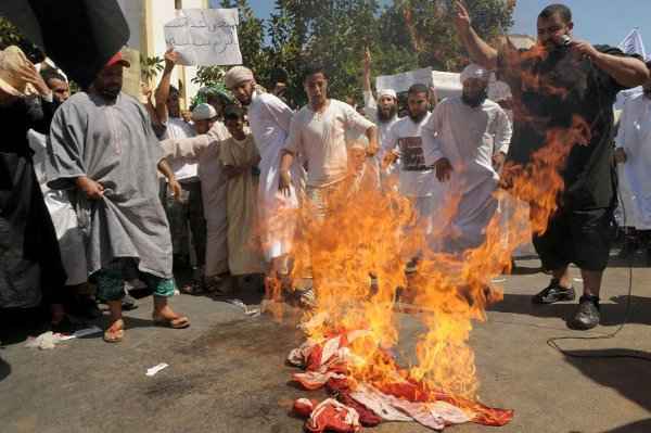 Manifestantes marroquinos salafistas queimam bandeira dos EUA durante um protesto contra um filme anti-islã