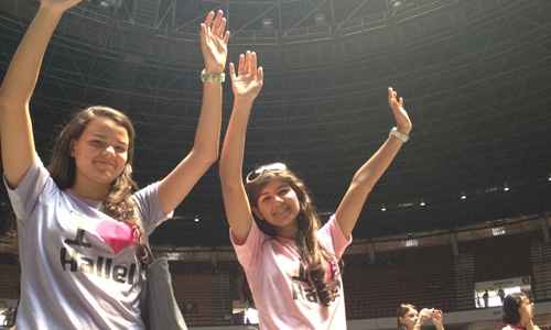 As amigas Alice Vieira e Marta Suzana, ambas de 16 anos, chegaram para participar do Hallel