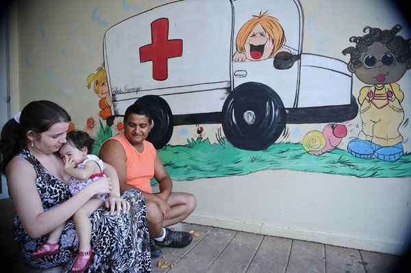 Durante o período de estiagem, as crianças são as que mais sofrem com a seca. Tosse, gripe, alergias e garganta inflamada são alguns dos relatos dos pais. Na foto, Aline Nascimento, de 1 ano, aguarda atendimento, acompanhada dos pais Eunice e Fernando Bernardes