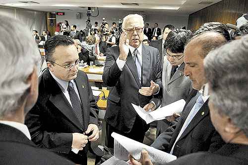 Miro Teixeira (C) acredita que o MP terá a iniciativa de pedir o bloqueio de bens: 