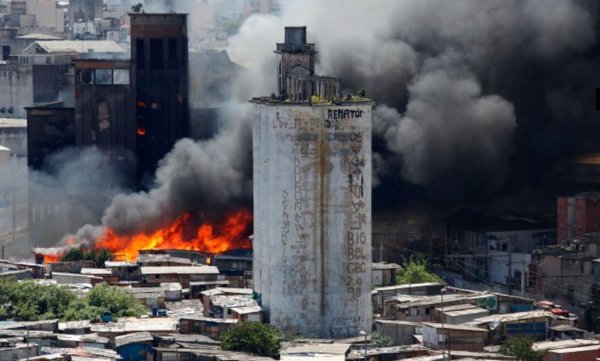 Incêndio destrói favela do Moinho, na região central de São Paulo