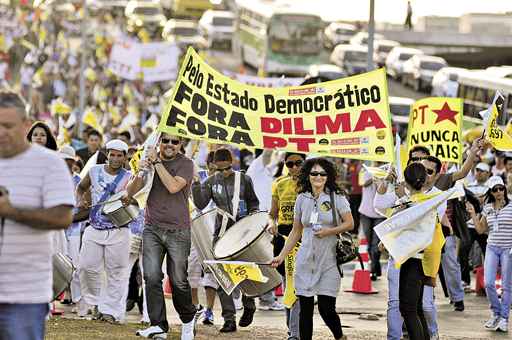 A contenção dos salários dos servidores, motivo das greves, explica a perda de renda dos brasilienses, além da queda de 4,98% na construção civil