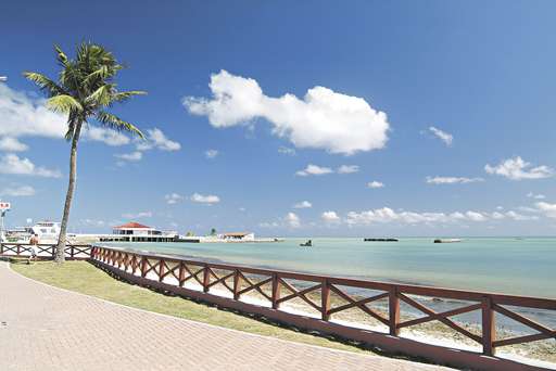 As lindas praias de Maceió: a cidade concilia a vista litorânea e a vida noturna agitada, com barracas que ficam abertas até de madrugada