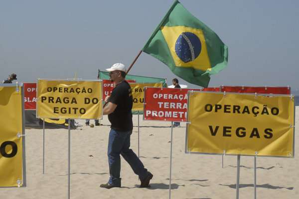 Policiais Federais em greve fazem manifestação na praia de Copacabana, onde fixaram na areia 30 placas com os nomes das principais operações da PF no país. A ação faz parte do protesto organizado por agentes, escrivães e papiloscopistas, que estão em greve há 42 dias, exigindo a reestruturação da carreira e salarial.