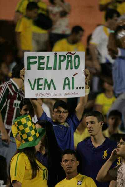 Antes mesmo da partida entre Brasil x Argentina, torcedores brasileiros já pediam a saída do treinador Mano Menezes.