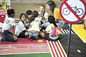 Crianças se divertem e aprendem noções de trânsito na minicidade montada no Pavilhão de Exposições do Parque da CIdade, que simula todas as condições reais de uma grande cidade