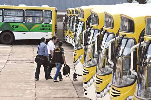 Ônibus da Viplan sendo fiscalizados pelo DFTrans: órgão vê indícios de 