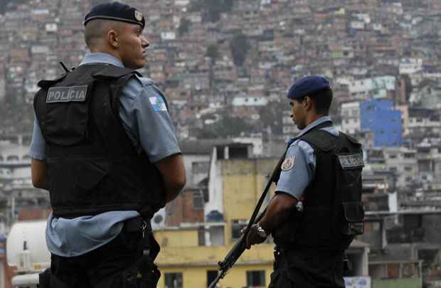 Policial faz segurança na área onde ocorreu solenidade de inauguração da UPP da comunidade de 70 mil habitantes